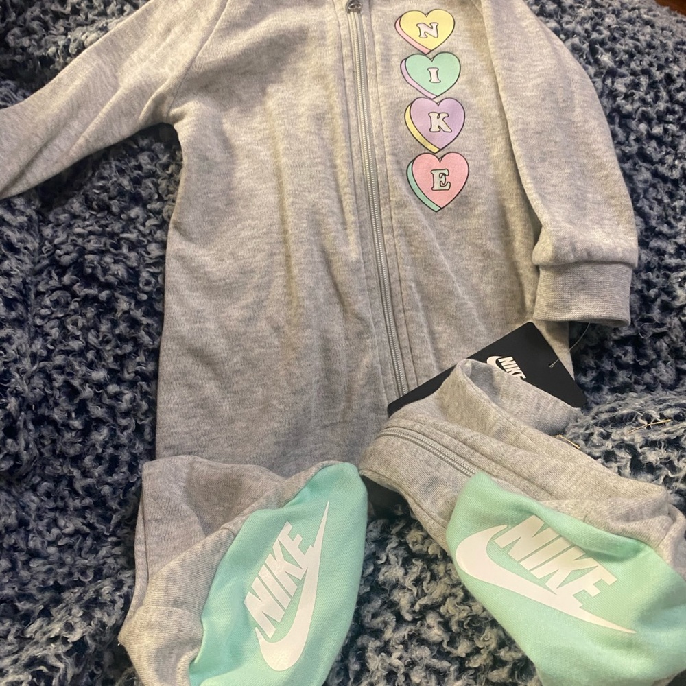 One piece footed nike outfit new with tags. Size 9m